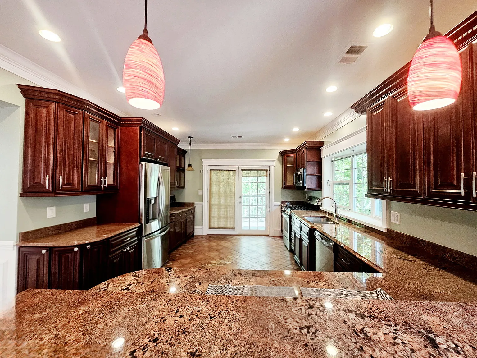 4 bed, 3.0 bath, 2800 sqft, $5,200 — Photo 4