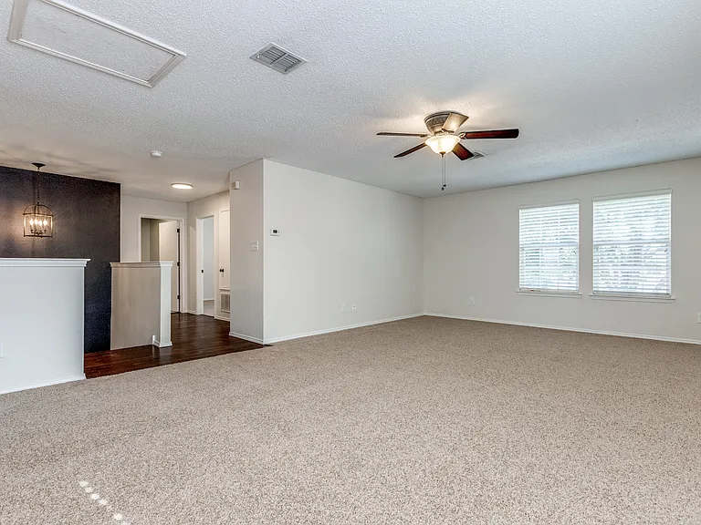 2112 Royal Acres Trl — Photo 11