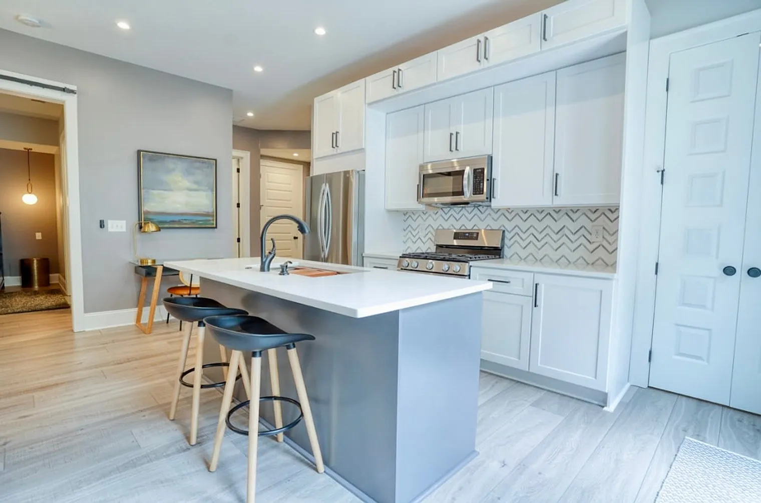 1 bed, 1.0 bath, 1001 sqft, $3,424 — Photo 4