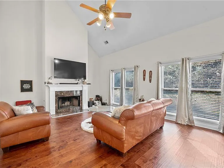 3010 Lakeside Ct — Photo 2