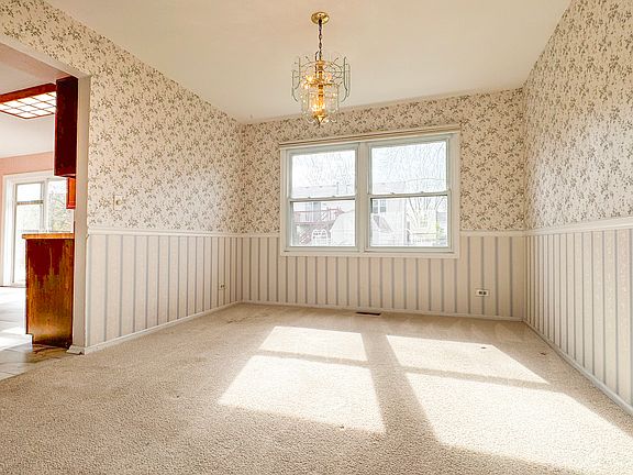 3rd image of 28 Montgomery Ln