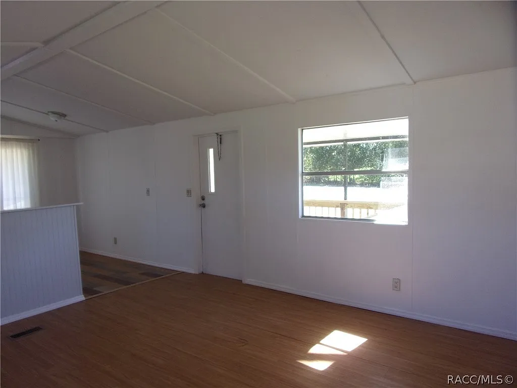 2 bed, 1.0 bath, 672 sqft, $1,290 — Photo 4