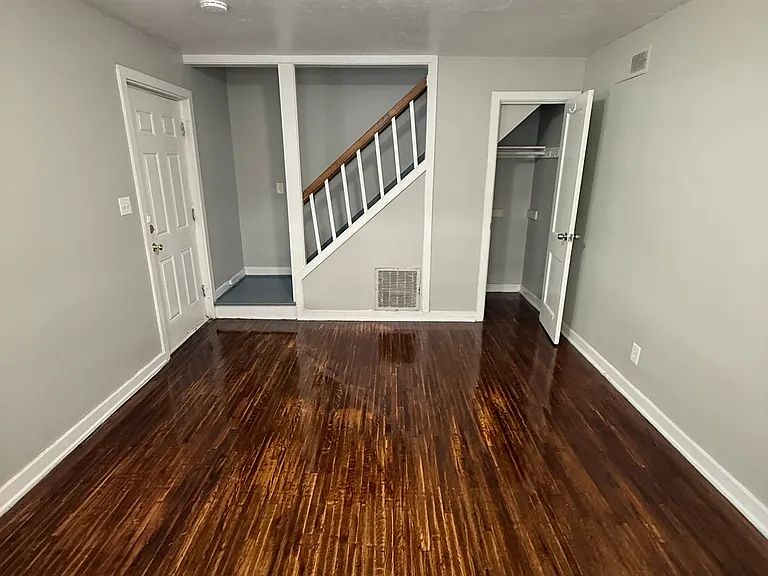 30 Hilltop Rd #1R — Photo 1