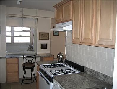 3rd image of 70 La Salle St APT 19H