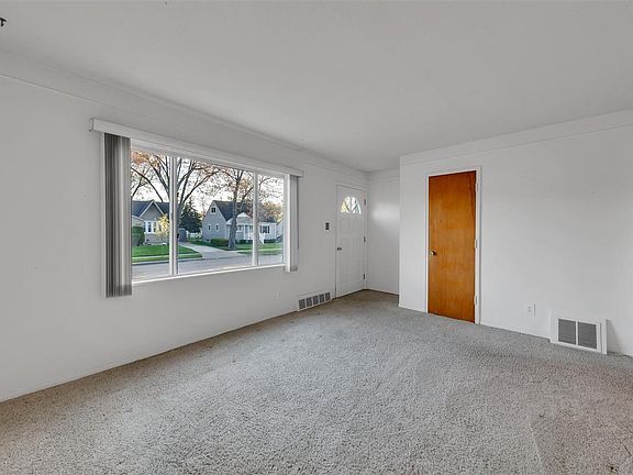 5th image of 23719 Beverly St