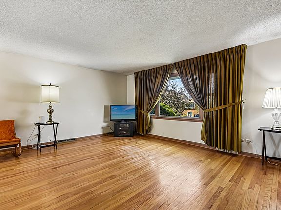 3rd image of 1527 Clarence Ave