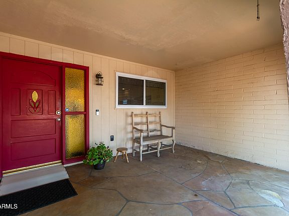 4th image of 632 S Essex Lane