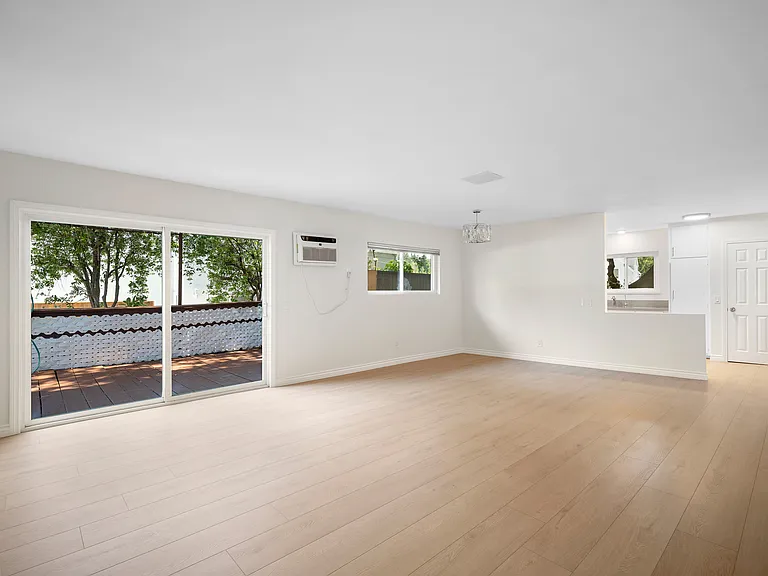 2116 E Chevy Chase Dr #C — Photo 7