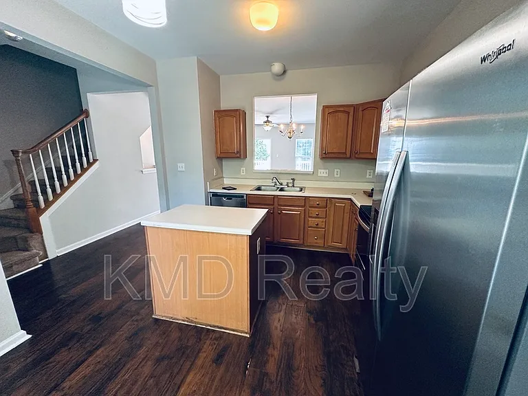 940 Tiger Ln — Photo 3