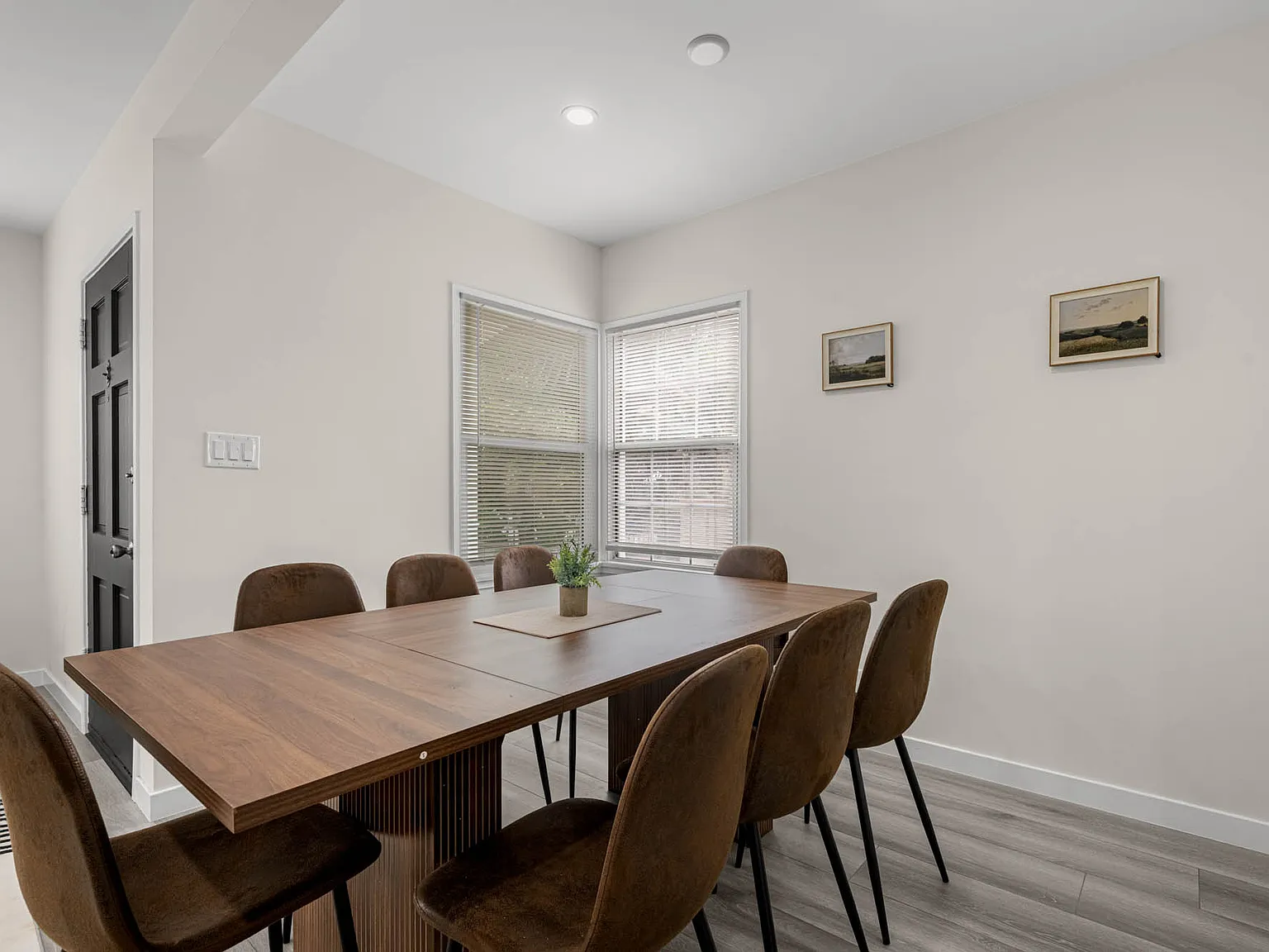 2231 N Niagara St — Photo 3