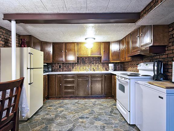 5th image of 1029 Evans St