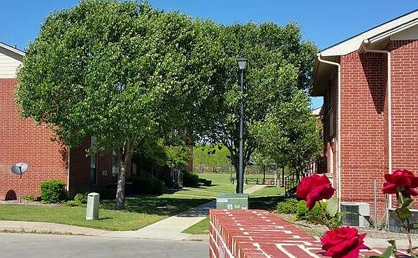 320 Bluffview Dr #320 — Photo 3