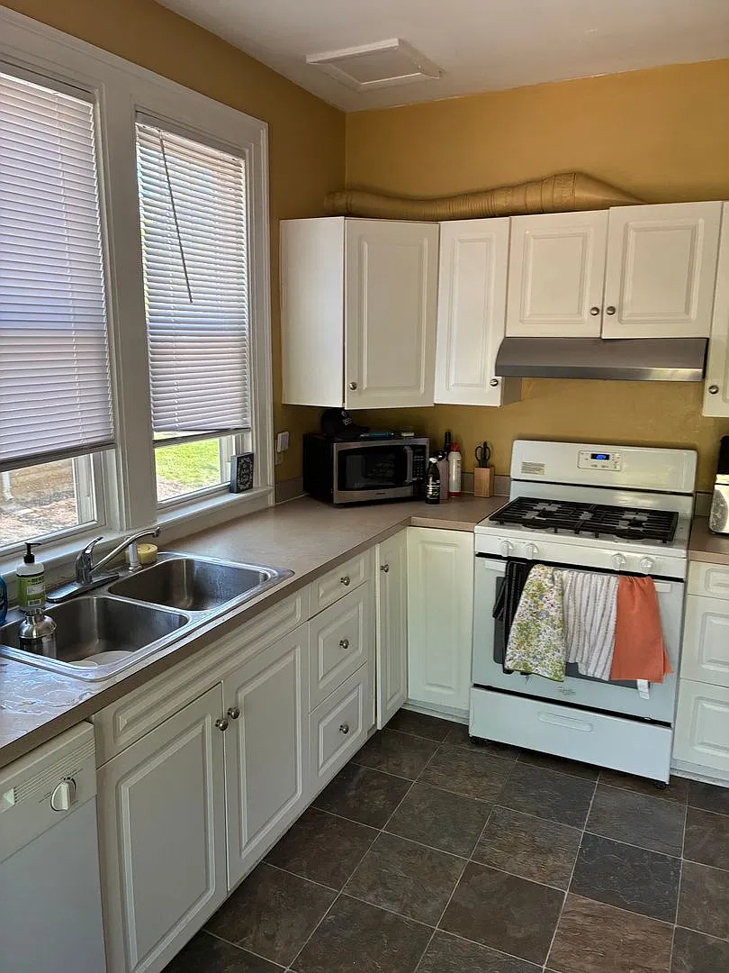 5 Bedroom, 2 bath House- Available August 2027! — Photo 3