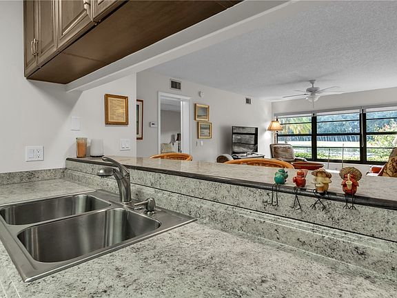3rd image of 9 Plantation Dr APT 102