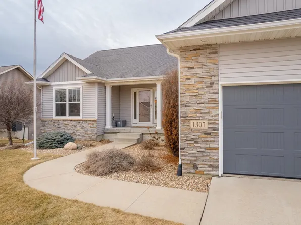 1307 Rocky Ridge Rd, Cedar Falls, IA 50613