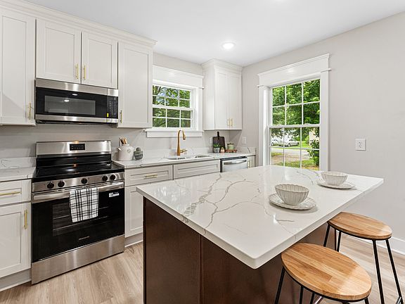 5th image of 9 E Berry St