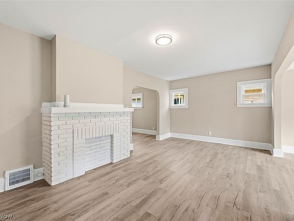 3rd image of 13405 Thornhurst Ave