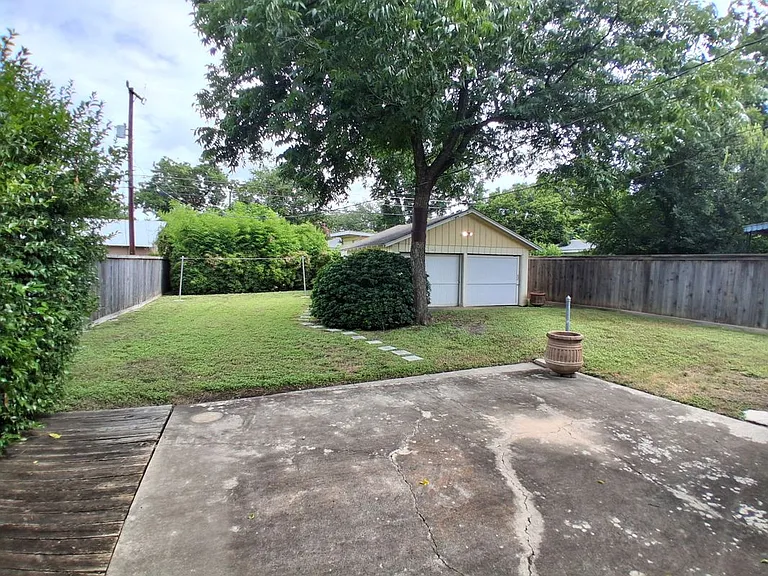 315 W Ridgewood Ct — Photo 2
