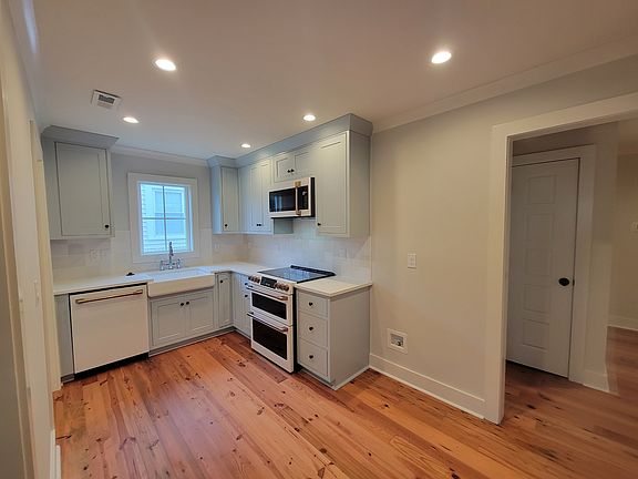 5th image of 1607 Shepard St