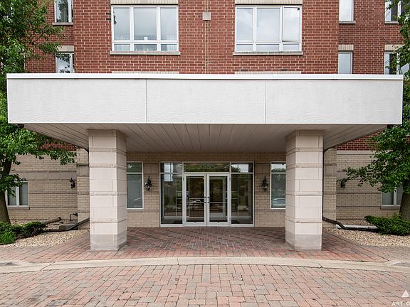 4th image of 5555 N Cumberland Ave Unit 702