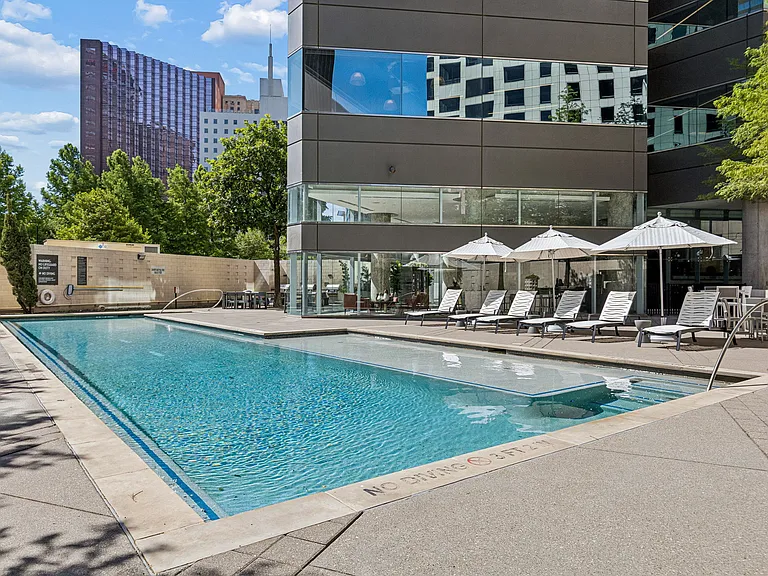 One Dallas Center — Photo 21
