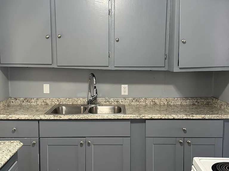 556 Robinhood Rd — Photo 3