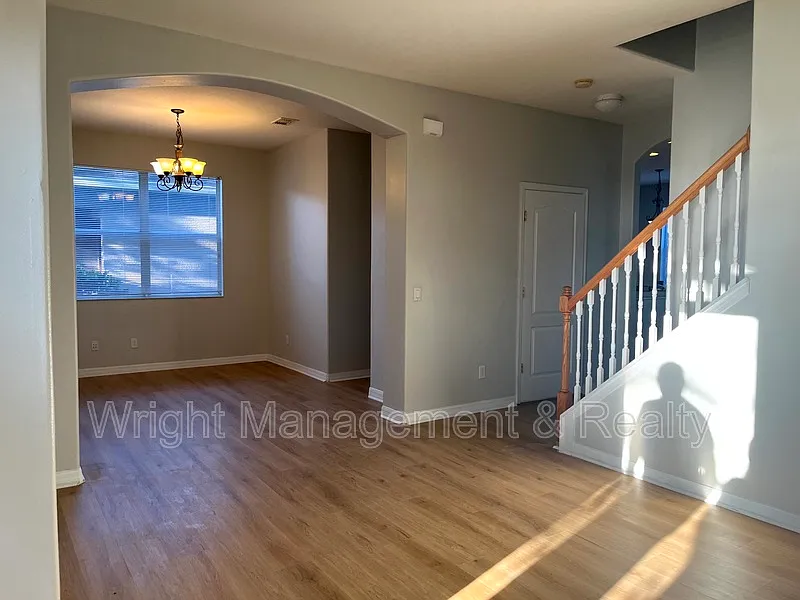 4 bed, 2.5 bath, 1985 sqft, $2,250 — Photo 4