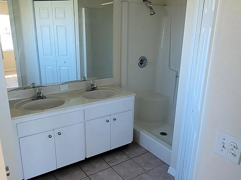 Bedroom 1 ensuite bathroom