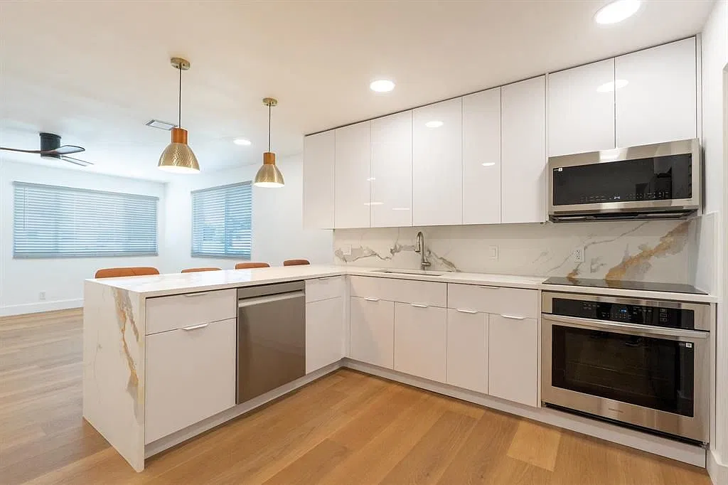 3 bed, 3.0 bath, 1266 sqft, $2,400 — Photo 2