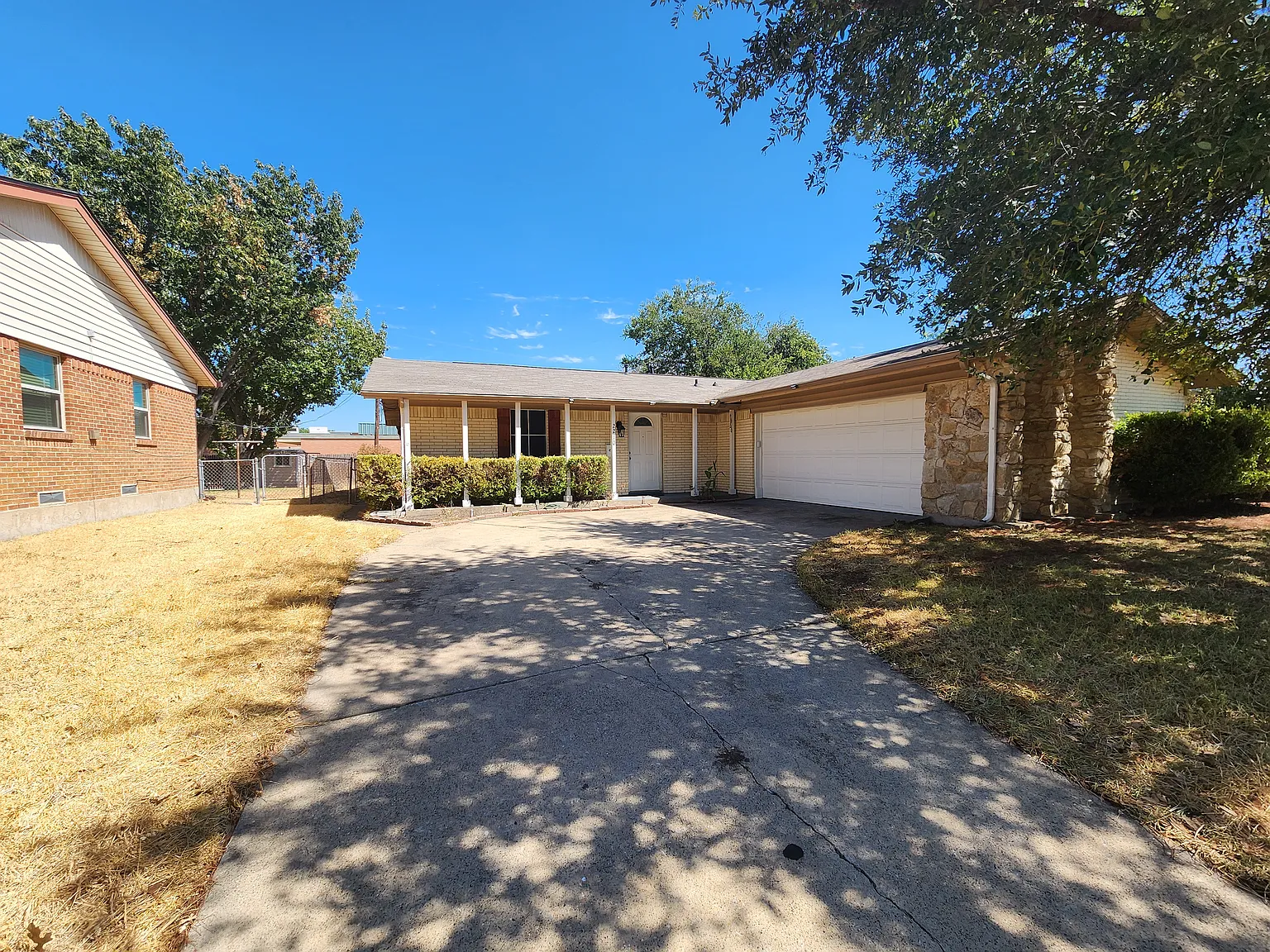 2210 Newcastle Dr — Photo 2