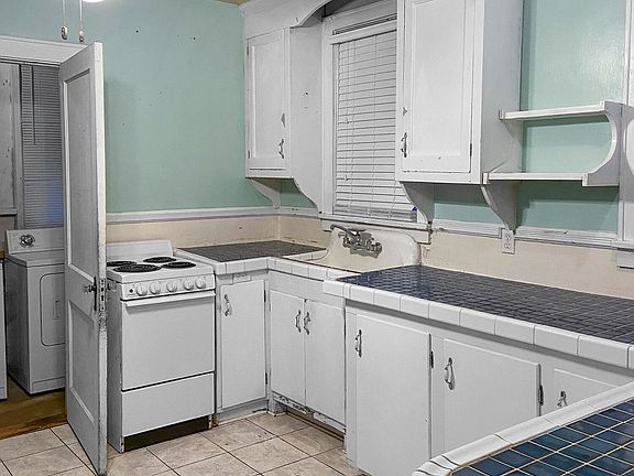 5th image of 221 Plymouth Ave