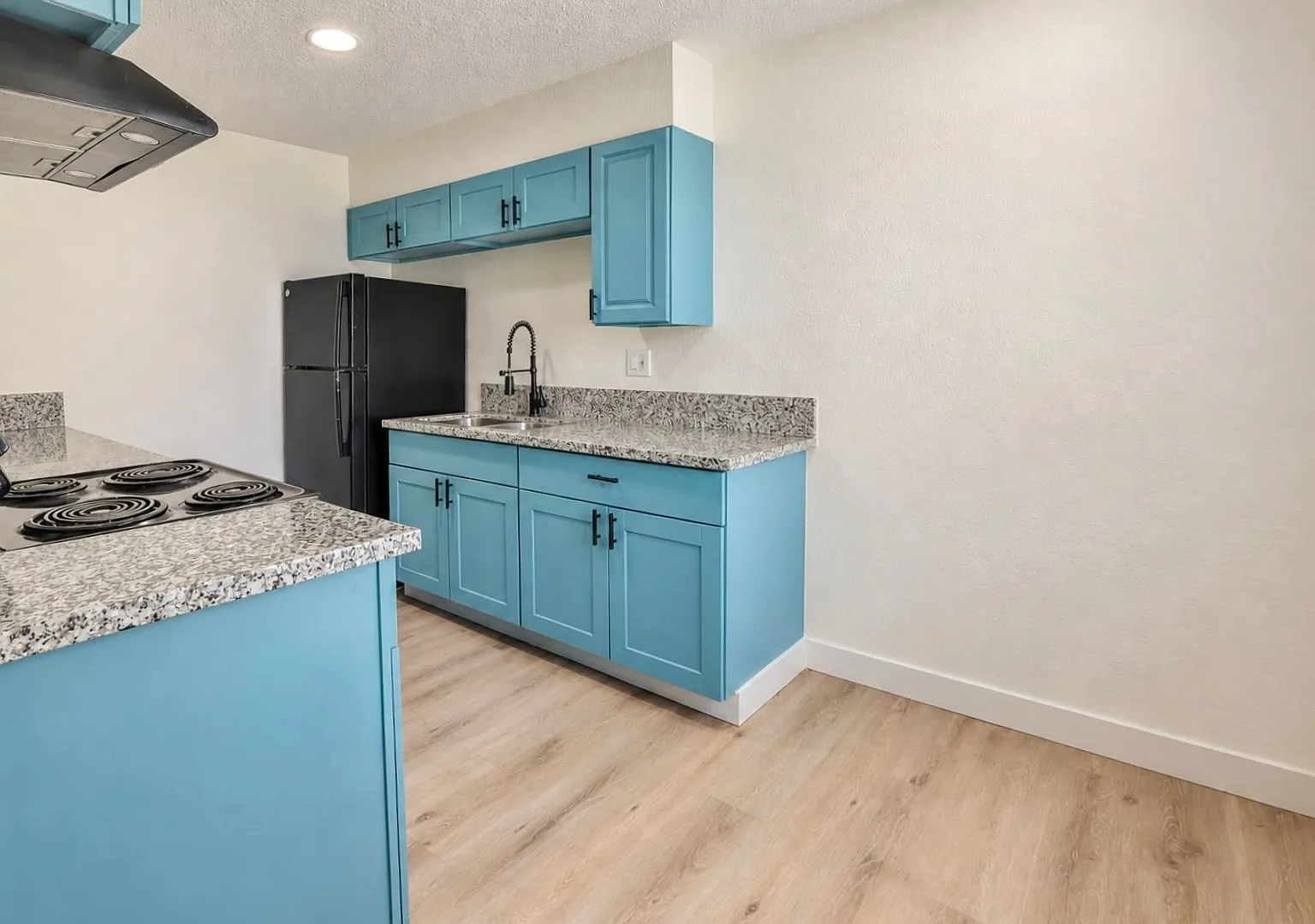 2030 Sunrise Ave — Photo 1