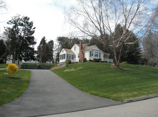 27 Meadow Circle Rd, Branford, CT 06405