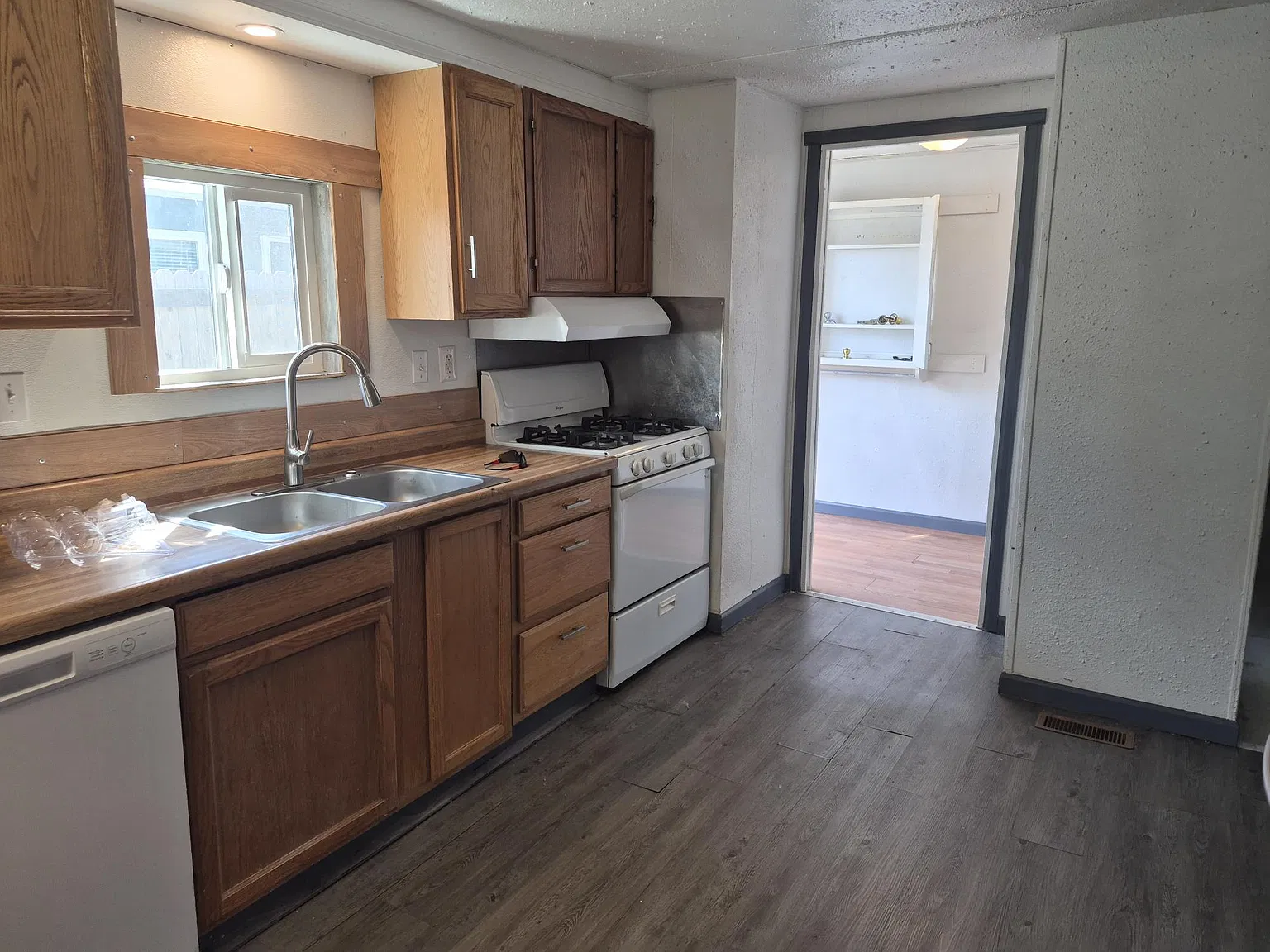 4 bed, 1288 sqft, $2,100 — Photo 4