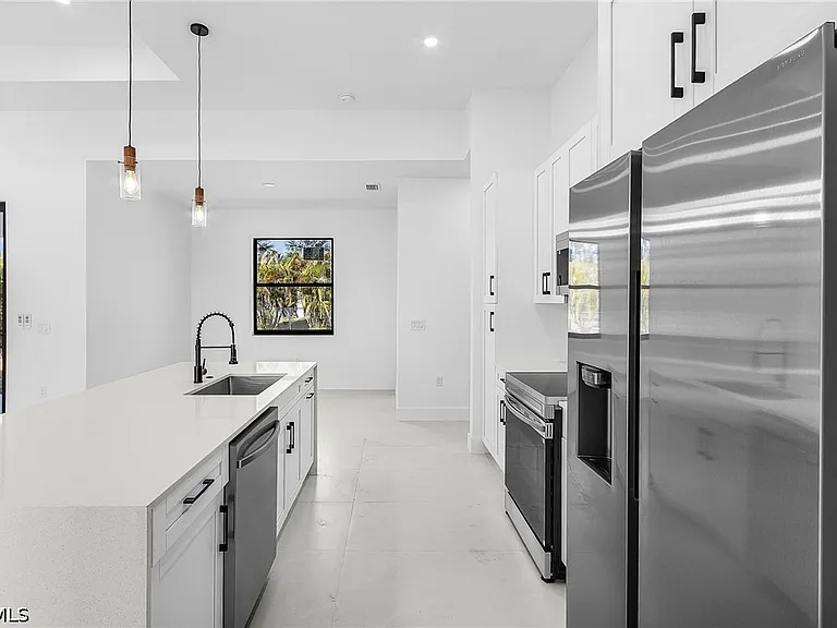 2200 NE 15th Ave — Photo 6