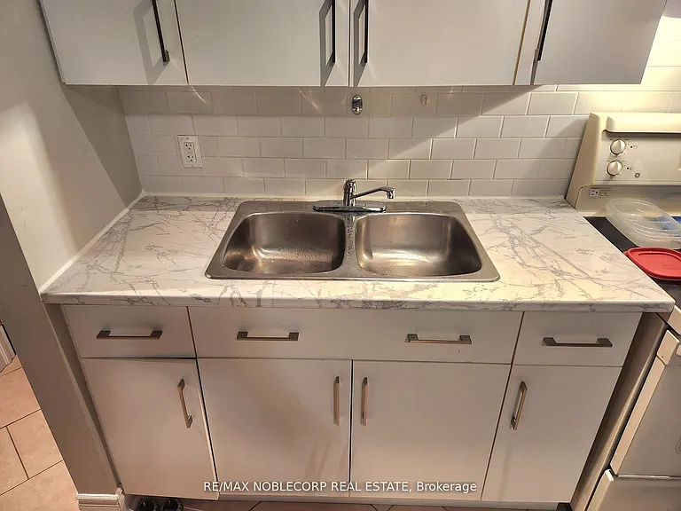 5 Twinberry Cres #LOWER — Photo 8