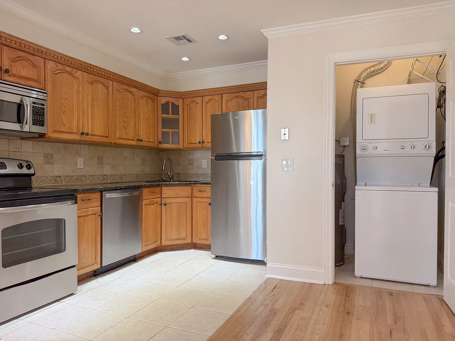 1 bed, 702 sqft, $2,100 — Photo 3