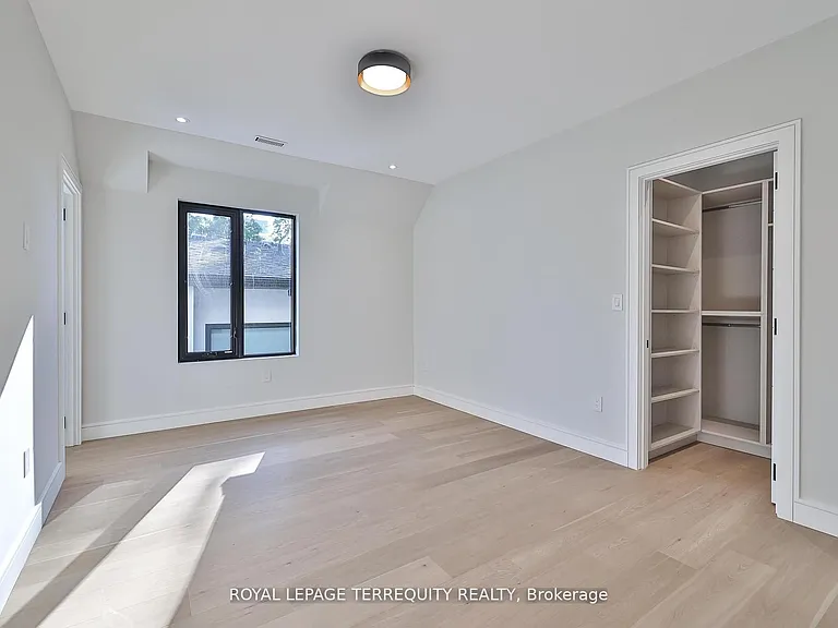 741 Woburn Ave — Photo 26