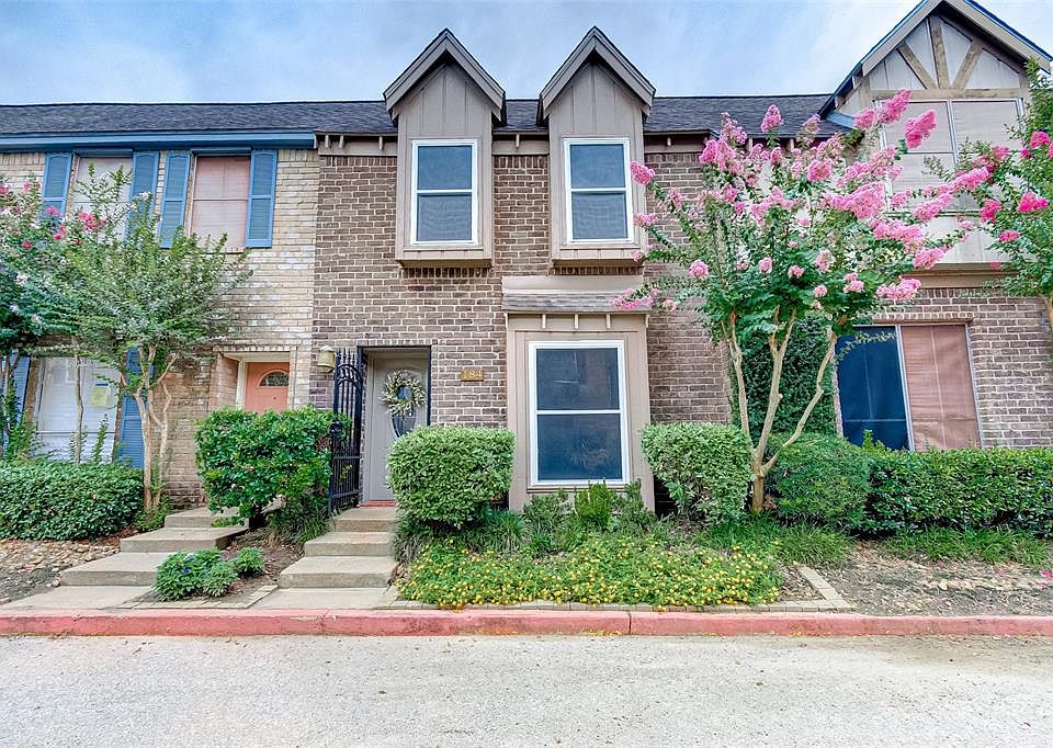 Charming 2 story traditional townhome in West Bayou Oaks.