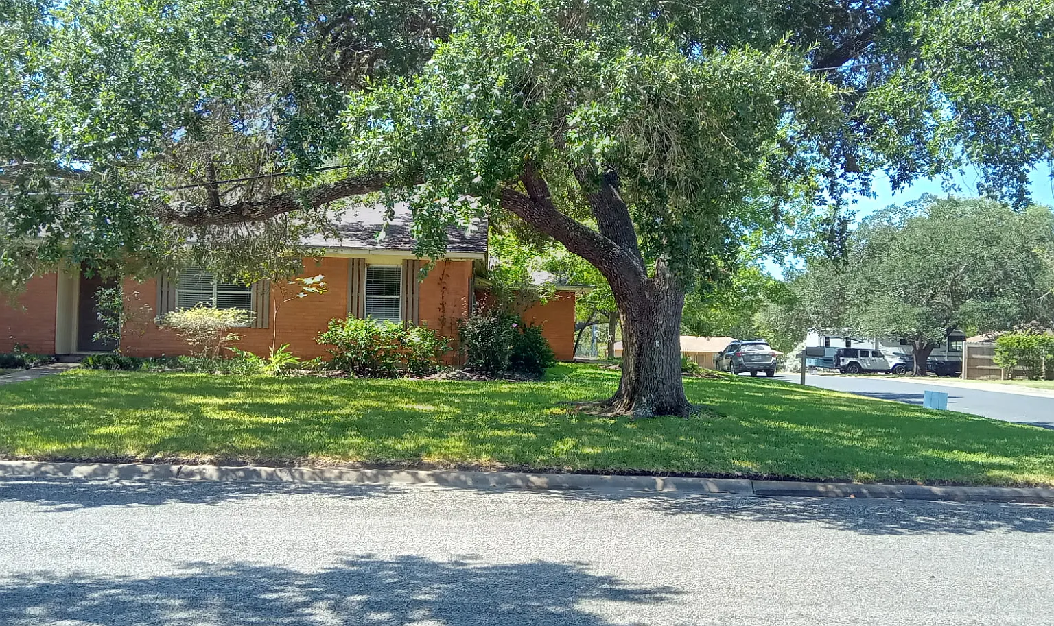 3 bed, 2200 sqft, $2,200 — Photo 1
