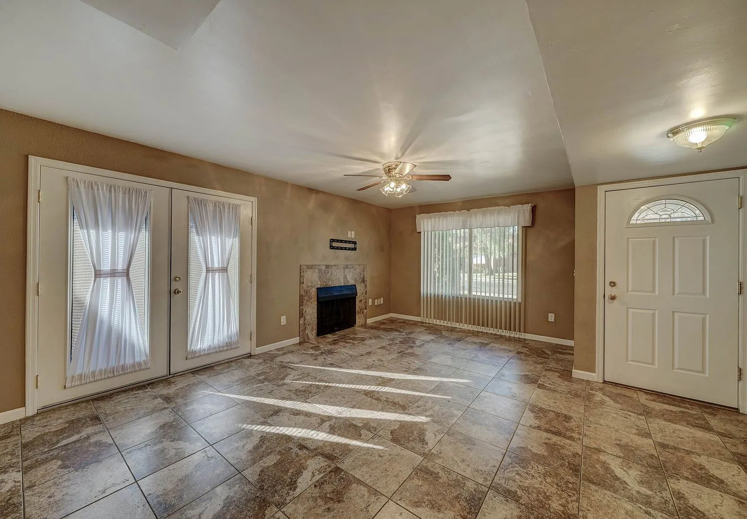 3 bed, 2.0 bath, 1152 sqft, $1,600 — Photo 1