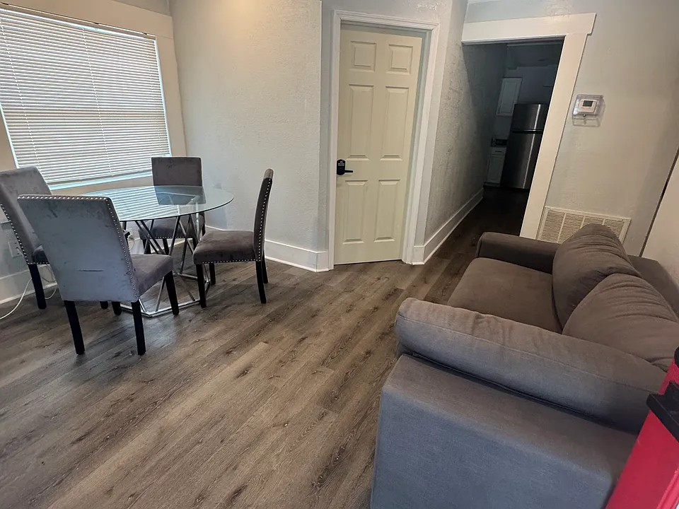 710 E Crenshaw St #4