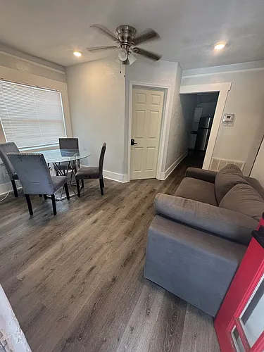 710 E Crenshaw St #4 Photo 1