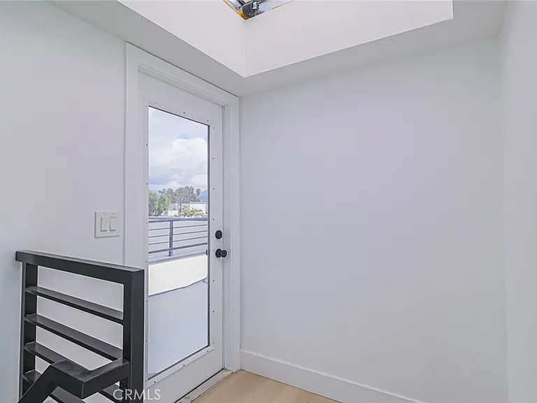 11810 Gilmore St — Photo 33