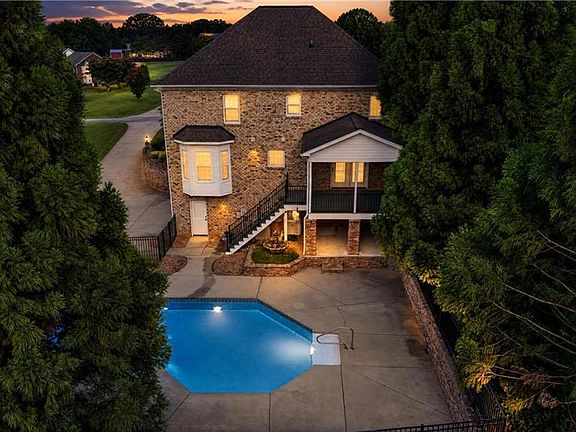 2nd image of 121 Reich Farm Ct