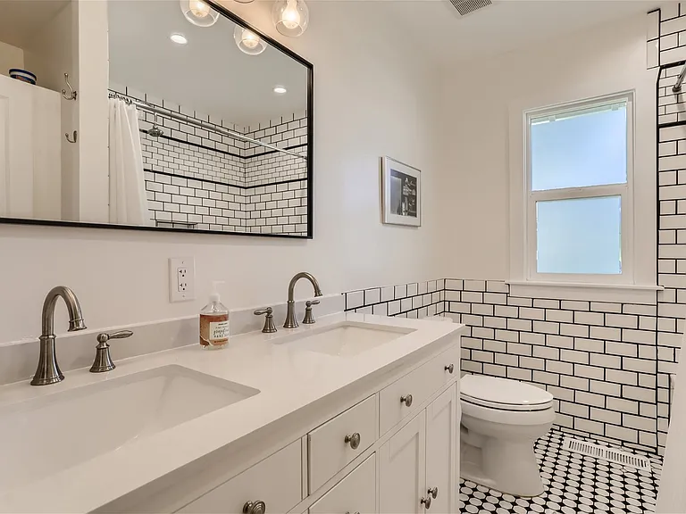 Secondary bathroom with enormous tub