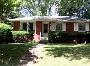 406 Circle Dr, Lake Geneva, WI 53147