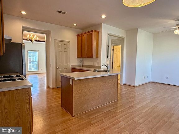 5th image of 822 W Boxborough Dr