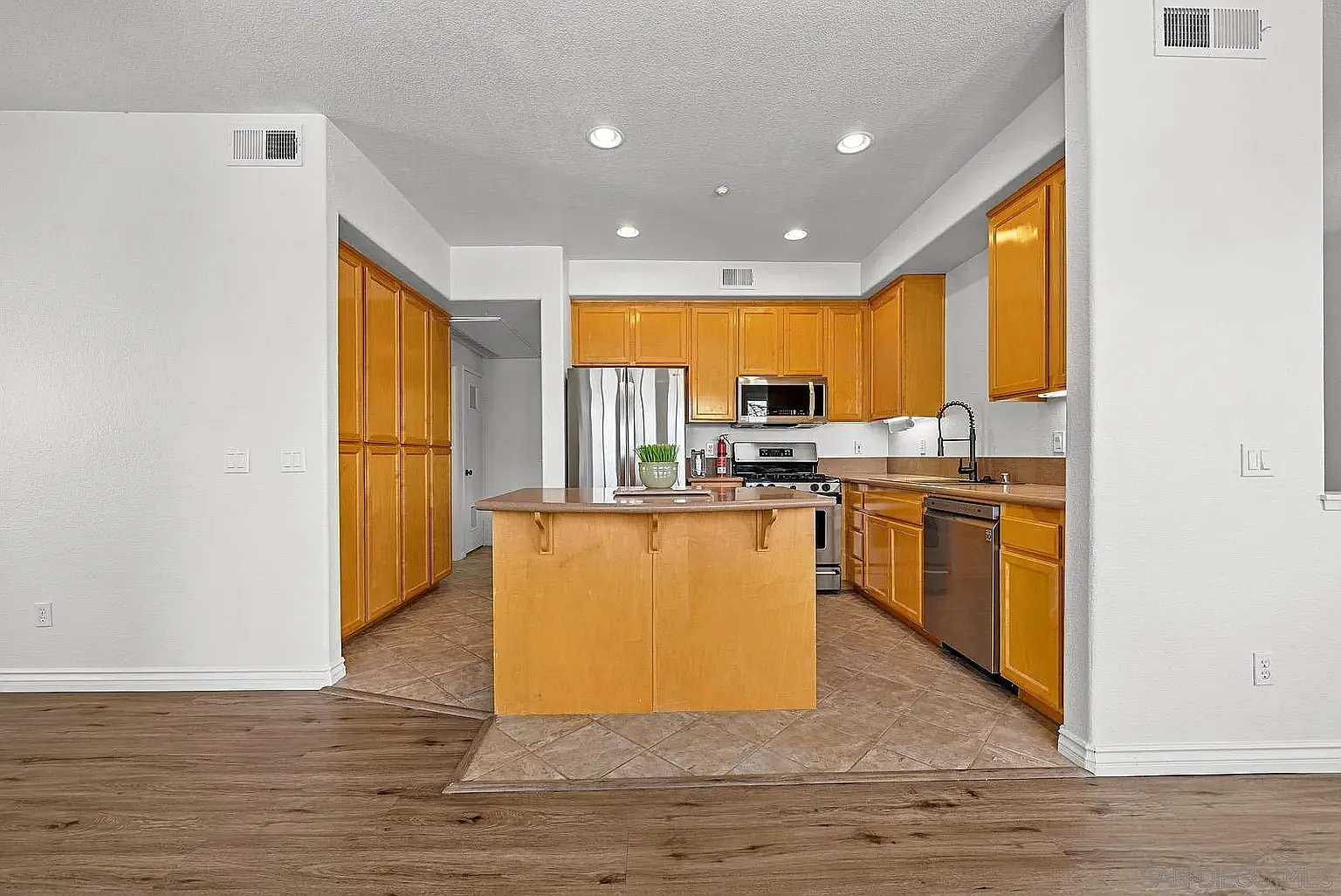2 bed, 1371 sqft, $2,895 — Photo 3