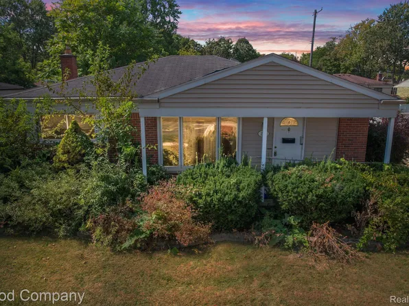 253 Redwood Dr, Troy, MI 48083